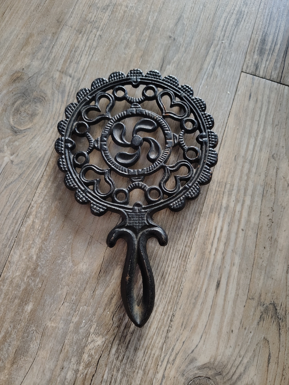Vintage JZH T-7 Tulip Cast Iron Trivet - Scalloped Hearts Hot Plate Decor
